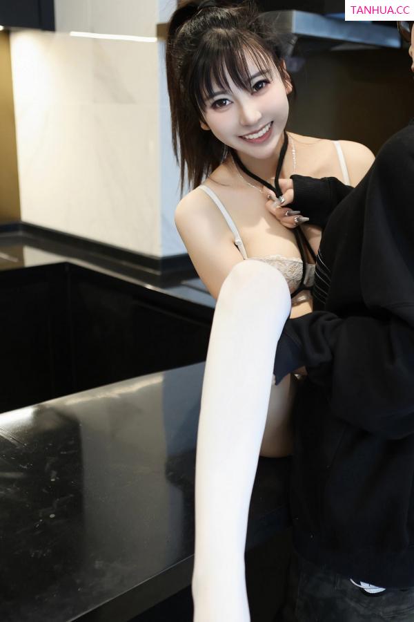 夏希子  [XiuRen]高清写真图 2023.06.14 No.6909 夏希 丝袜美腿第45张图片